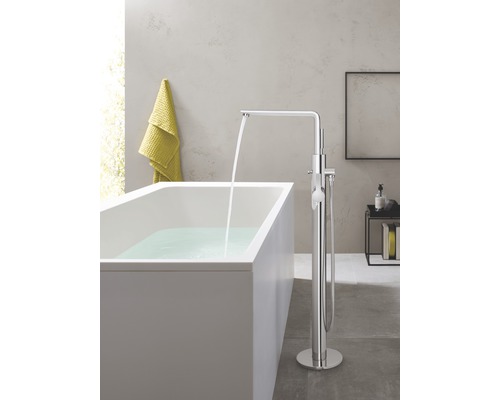 Volně stojící vana s vodovodní baterií v koupelně