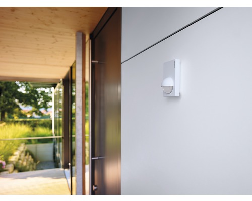 Pohybový senzor namontovaný na stěně domu