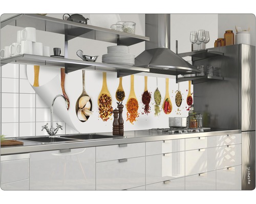 Kuchyňská zástěna s motivy koření v dřevěných lžících v moderní kuchyni