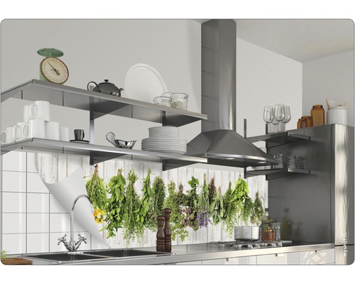 Kuchyňská scéna s bylinkovým motivem zástěny za dřezem