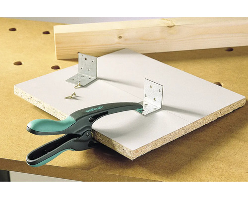 Obrobek upevněný pomocí úhelníku, šroubů a jednoruční svorky