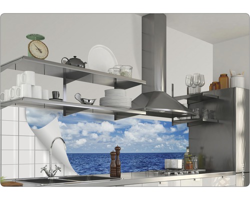 Kuchyňská scéna s policemi, digestoří a dřezem na pozadí moře