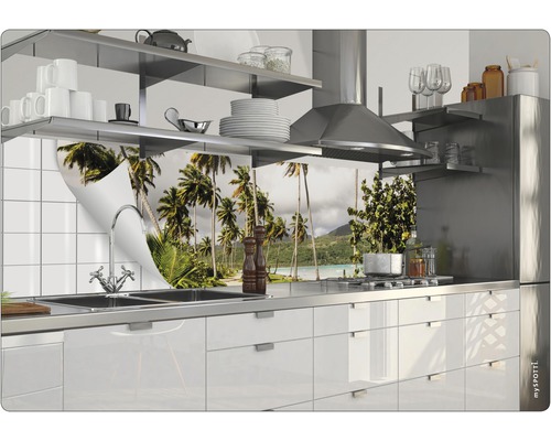 Moderní kuchyně s motivem palem jako obklad