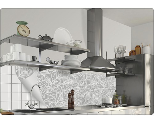 Kuchyňská scéna s ochrannou fólií proti stříkající vodě, regály a odsavač par.