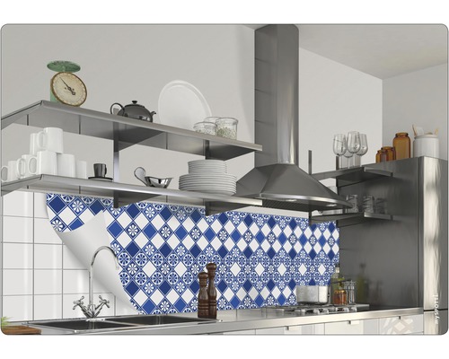 Kuchyňská scéna s modrobílými vzorovanými samolepkami na obklady jako ochrana proti stříkající vodě