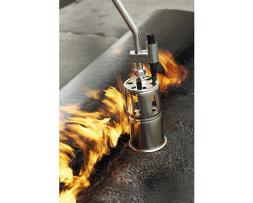 Hořák pro pokrývače střech při práci na bitumenovém pásu