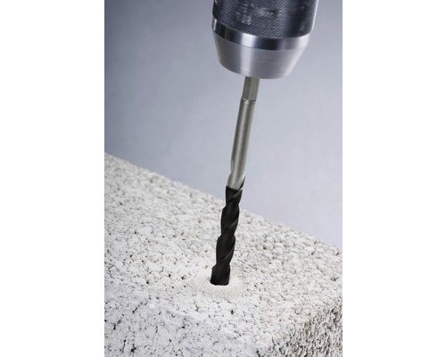 Vrták vrtá otvor do kamene.