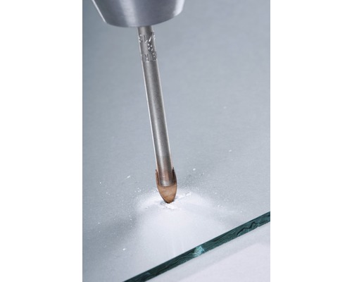 Vrták do skla vrtá otvor do skleněné tabule