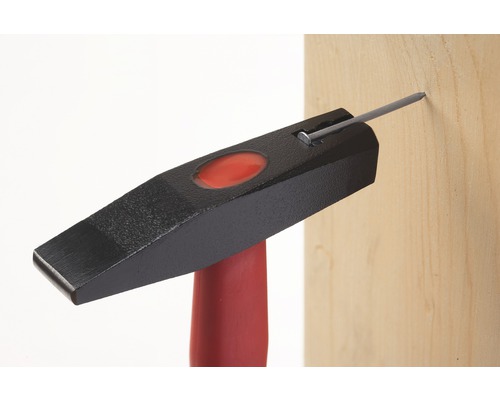 Kladivo s hřebíkem v dřevě