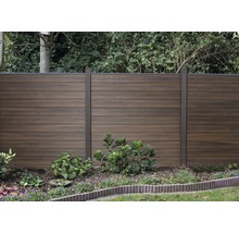 Zahrada s dřevěným plotem k ohraničení pozemku