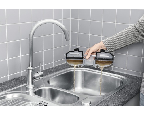 Vyprazdňování nádoby na špinavou vodu z čisticího zařízení do dřezu