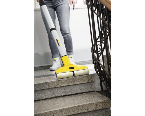 Osoba čistí schodiště pomocí čističe tvrdých podlah Kärcher