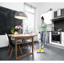 Žena uklízí kuchyň elektrickým mopem