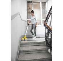 Žena čistí schody elektrickým mopem Kärcher