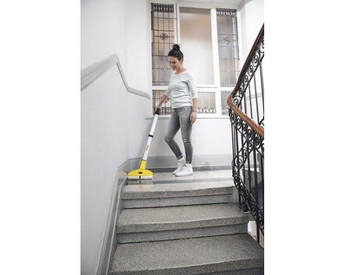 Žena čistí schody elektrickým mopem Kärcher