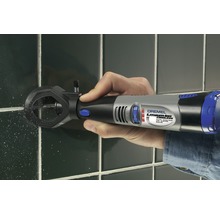 Multifunkční nástroj Dremel se používá k odstraňování spárovací hmoty