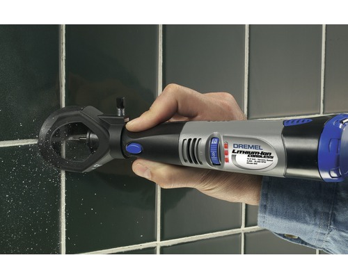 Multifunkční nástroj Dremel se používá k odstraňování spárovací hmoty