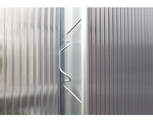 Detailní pohled na komůrkový polykarbonát s upevňovacím prvkem