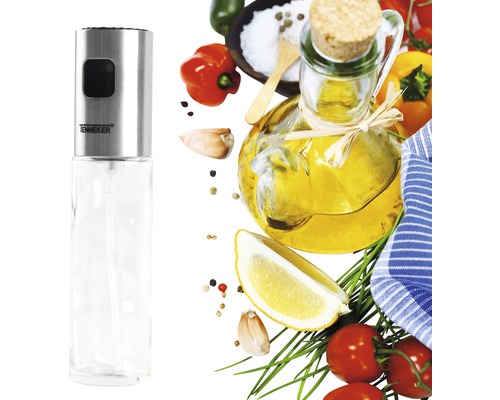 Olejový rozprašovač z nerezové oceli a skla s různými ingrediencemi v pozadí