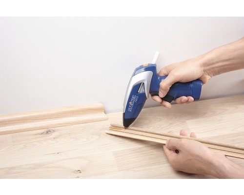 Tavná pistole lepí dřevěné lišty.