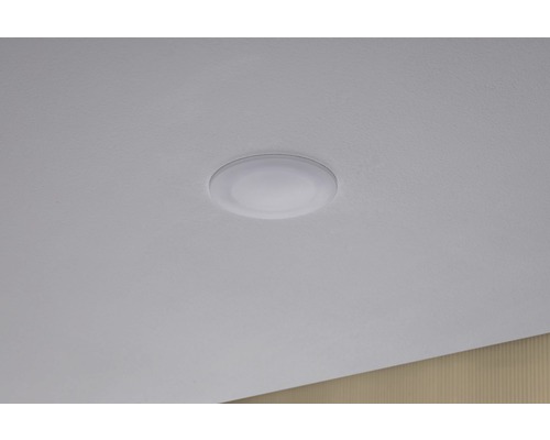 Kulaté stropní svítidlo na stropě místnosti