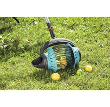 Sběrač ovoce Gardena s ovocem v trávě