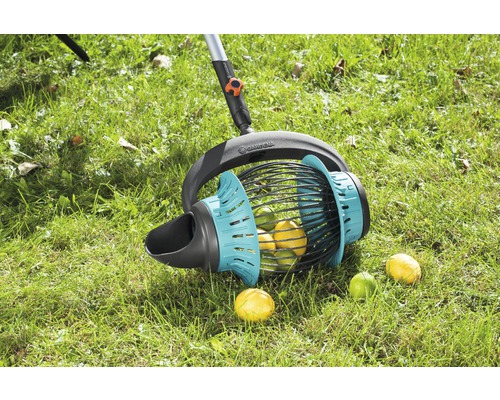 Sběrač ovoce Gardena s ovocem v trávě