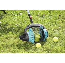 Sběrač míčů Gardena v akci na trávníku s tenisovými míčky.