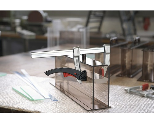 Slepený obrobek upevněný jednoruční svěrkou