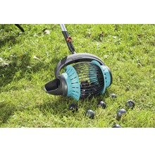 Sběrač ovoce Gardena v provozu na trávníku se švestkami.