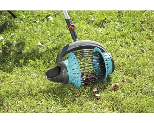 Sběrač bobulí Gardena na trávníku s kaštany