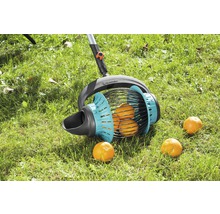 Sběrač ovoce Gardena na trávníku s pomeranči