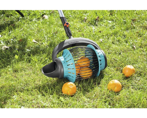 Sběrač ovoce Gardena na trávníku s pomeranči