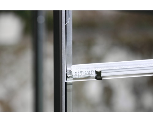 Detail skleníku s hliníkovým rámem a transparentními prvky