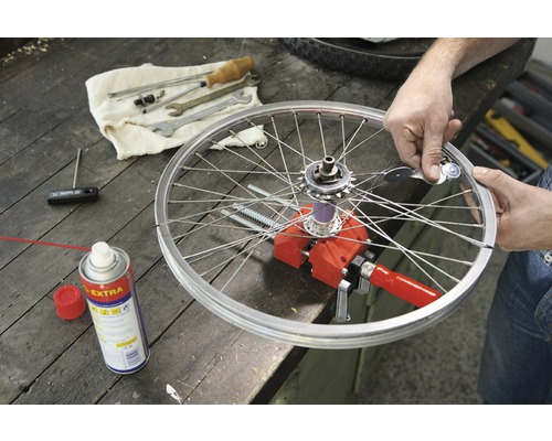 Oprava kola s nářadím, ráfkem a dráty