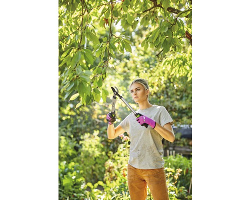 Žena stříhá větve zahradními nůžkami na větve