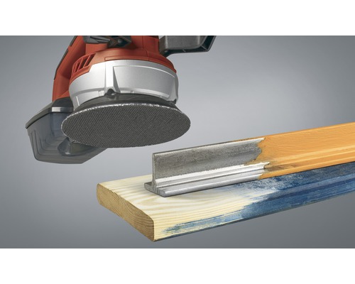 Rotační bruska brousí kus dřeva