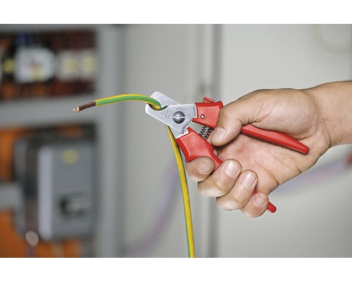 Osoba stříhá zemnící kabel pomocí nůžek na kabely