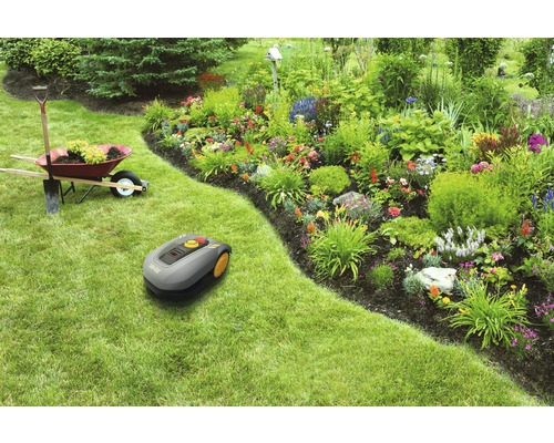 Scéna s robotickou sekačkou, kolečkem, rýčem a květinovým záhonem na zahradě
