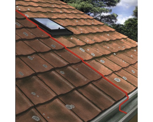 Střecha se střešním oknem a taškami