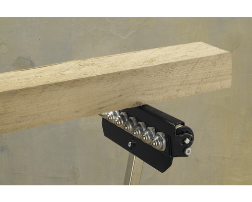 Válečková podpěra s dřevěnou deskou pro dílnu