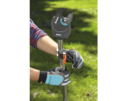 Osoba obsluhuje nůžky na větve Gardena s násadou.