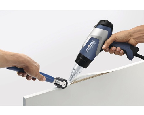 Aplikace horkovzdušné pistole Steinel k nanášení dýhované hrany na obrobek.