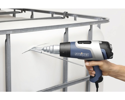 Ruka drží horkovzdušnou pistoli Steinel HL 2020 E se svařovací tryskou pro svařování plastů