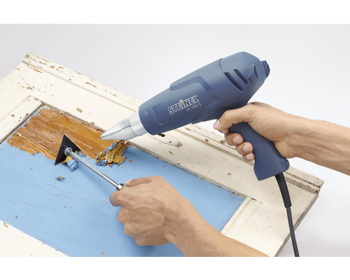 Odstraňování barvy horkovzdušnou pistolí a škrabkou.