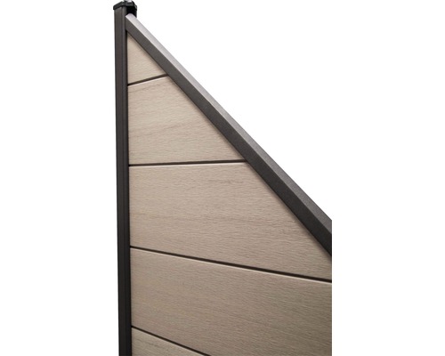 Detailní pohled na prvek plotu s vodorovnými lamelami a rámem