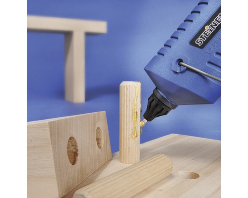 Horkovzdušná pistole nanáší lepidlo na hmoždinku