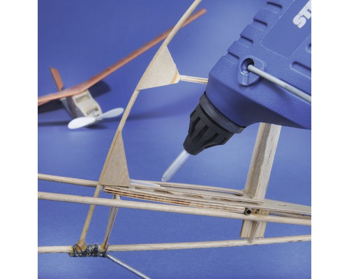 Horkovzdušná lepicí pistole lepí model letadla