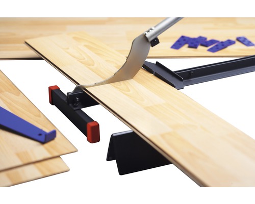 Řezačka laminátu při řezání kusu laminátu