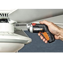 Akumulátorový šroubovák Worx používaný na stropním ventilátoru